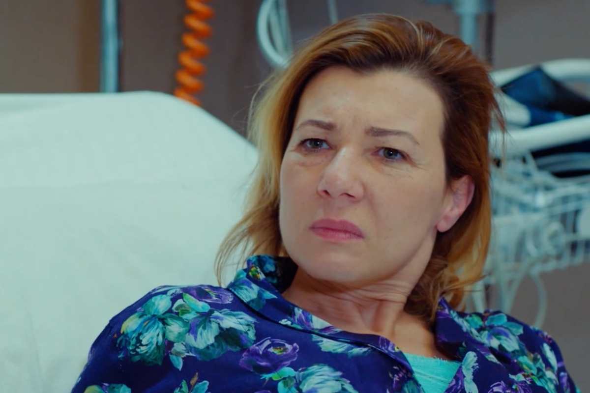 Zerrin di forbidden fruit in ospedale con espressione accigliata