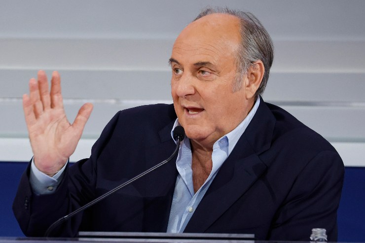 gerry scotti mentre parla al microfono