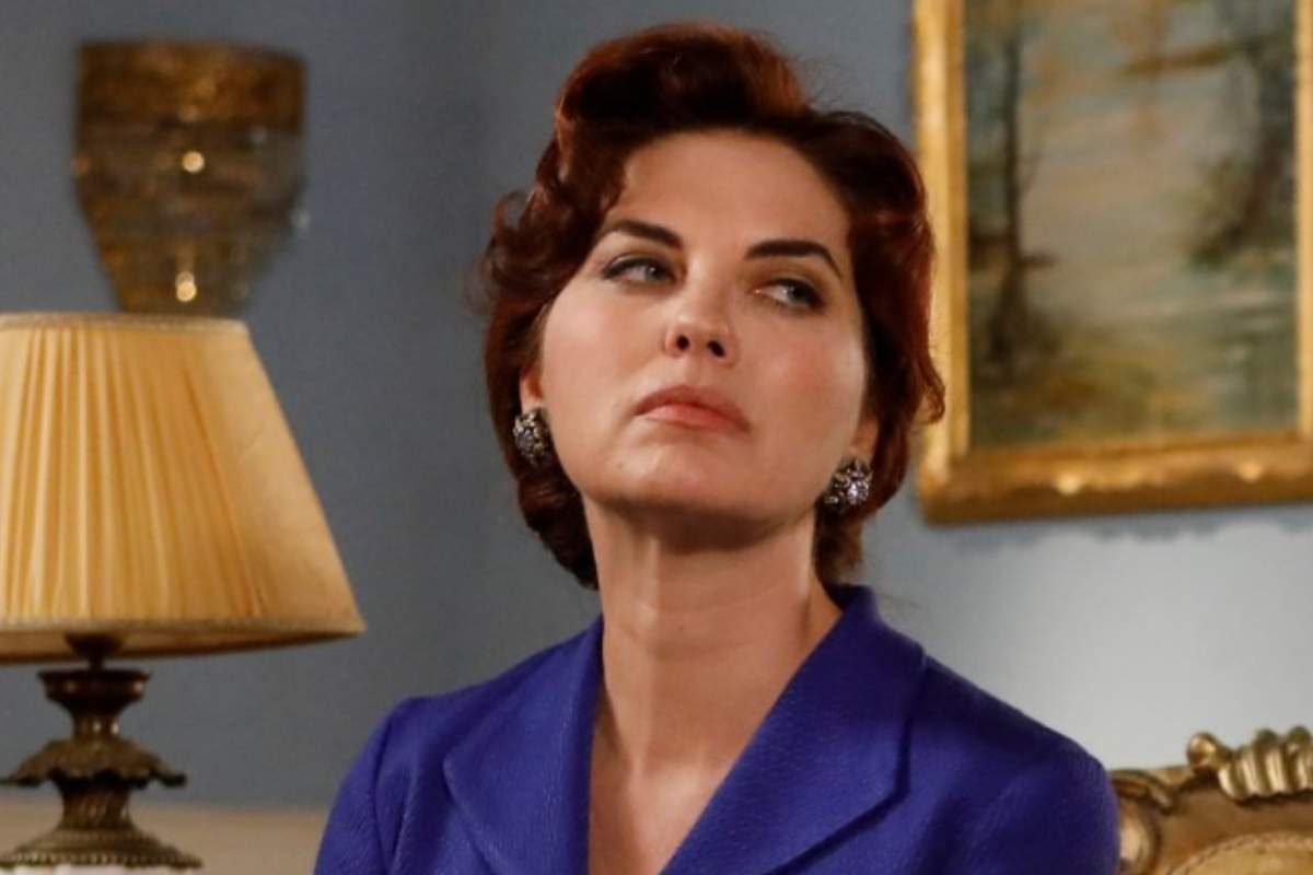 La contessa Adeliaide de Il Paradiso delle signore che guarda in alto