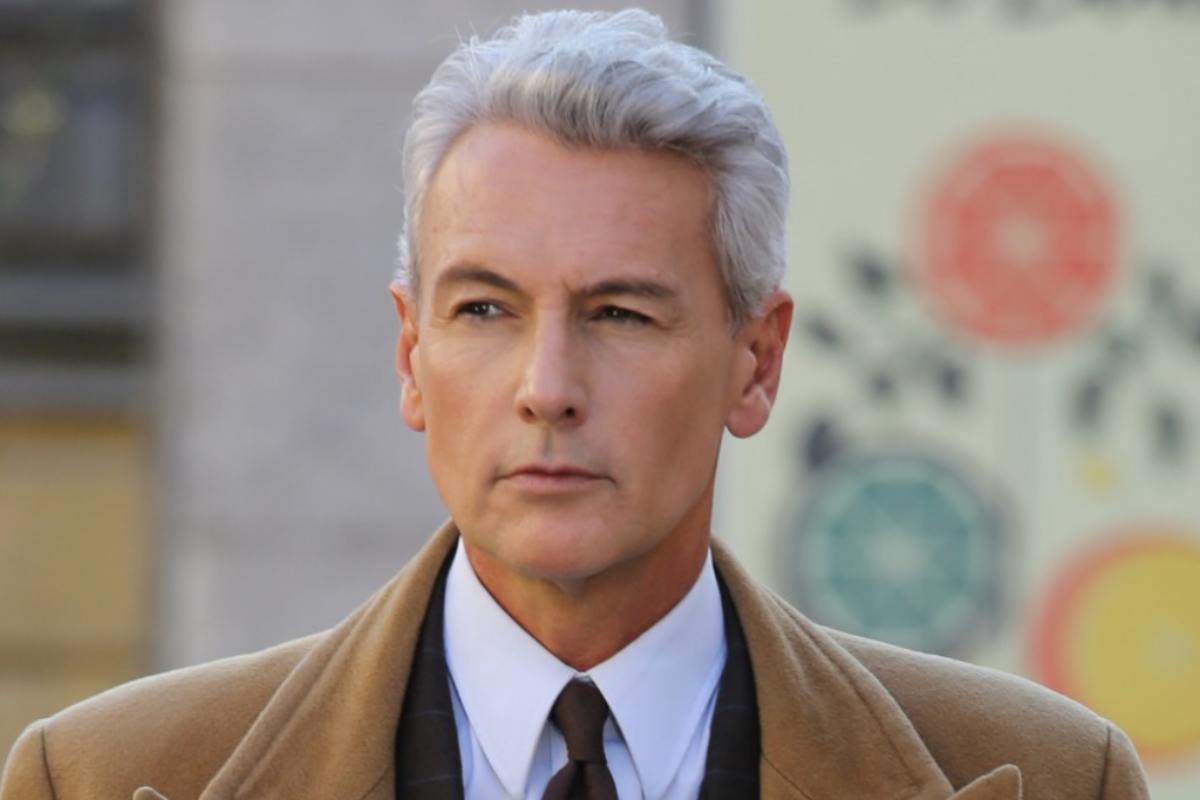 Umberto de Il paradiso delle signore con espressione seria