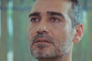 Sarp de la forza di una donna con espressione preoccupata