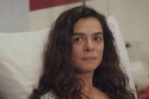 Bahar de la forza di una donna in un letto d'ospedale