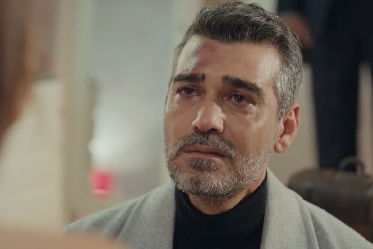 Sarp de la forza di una donna con le lacrime agli occhi