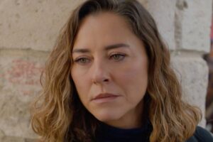 Sumru de 'La Notte nel Cuore' con il volto serio