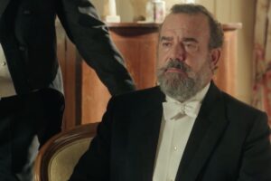 Alonso de la promessa con espressione seria