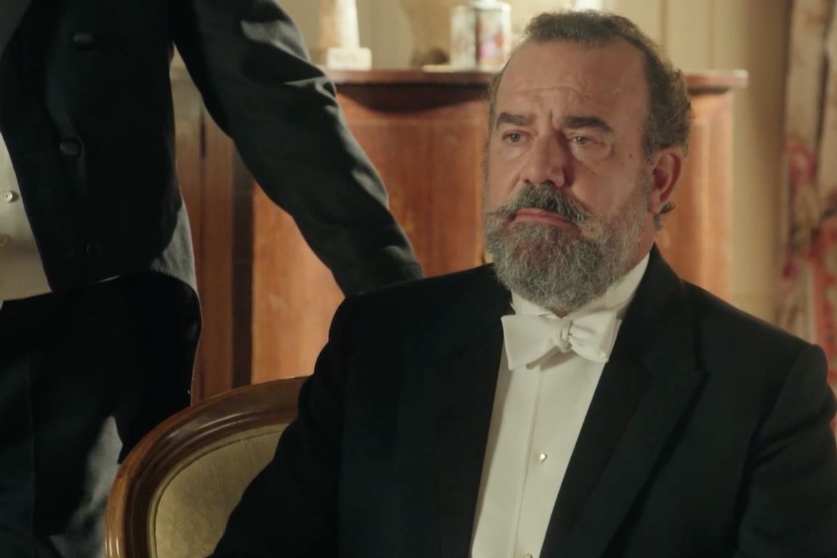 Alonso de la promessa con espressione seria