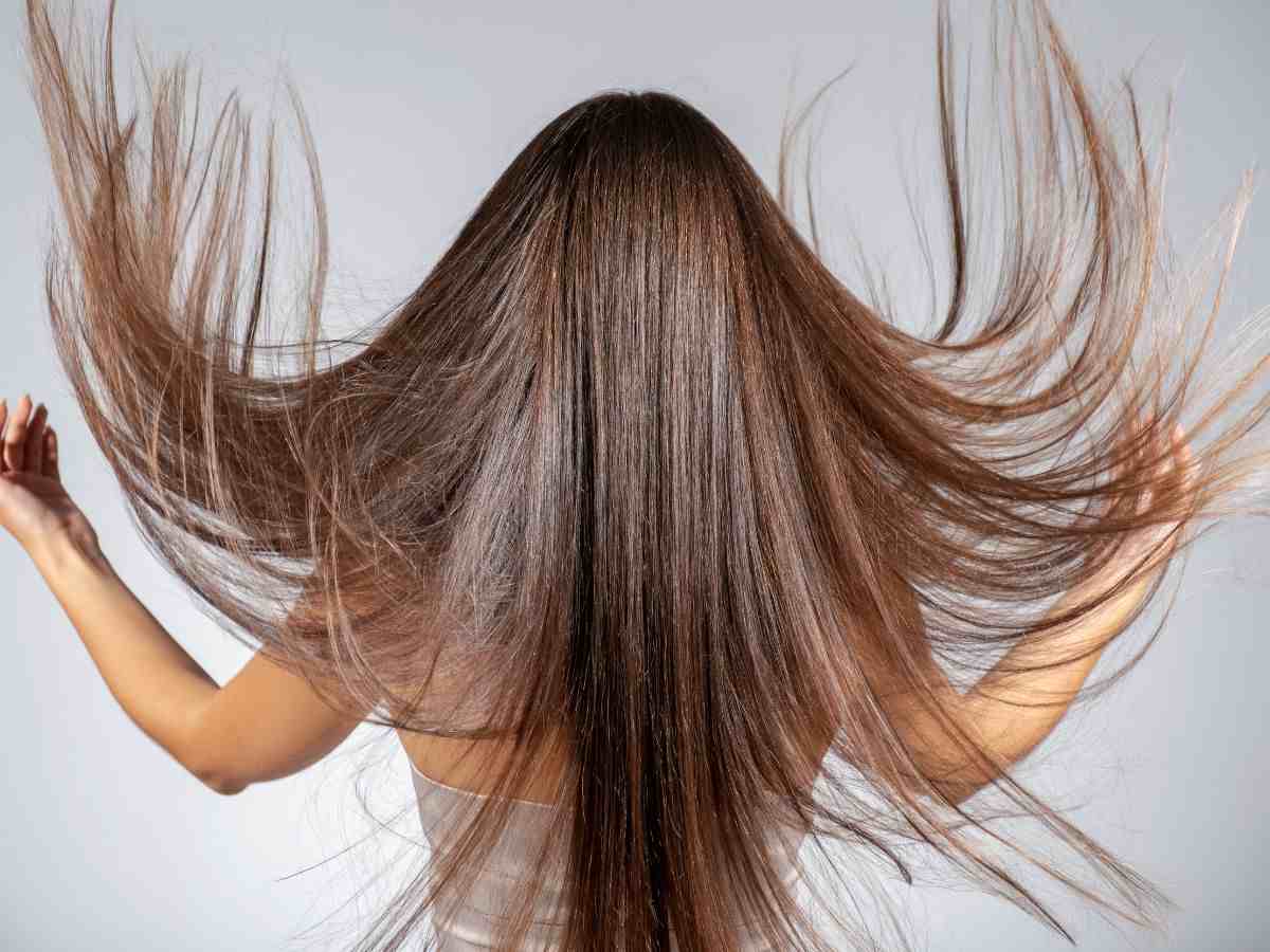 donna con capelli lunghi e lisci