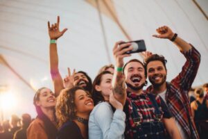 gruppo di ragazzi che si fa un selfie