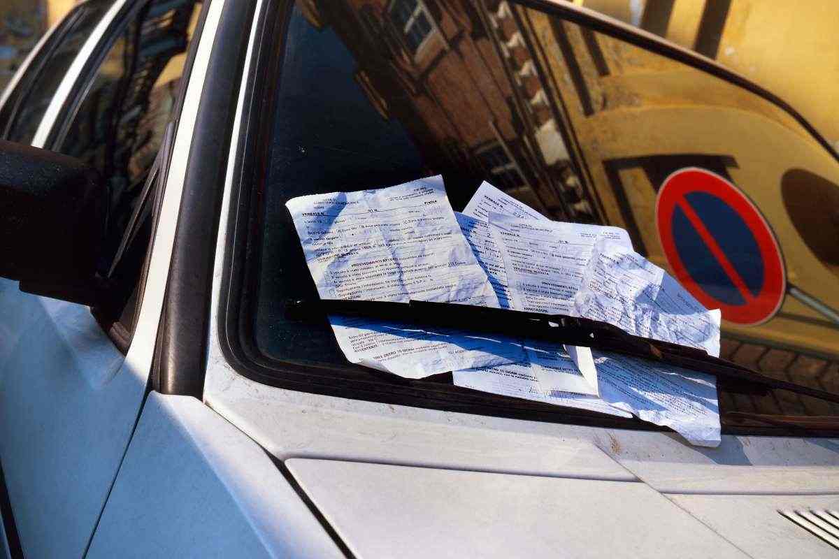 multa fissata con il tergicristallo dell'auto