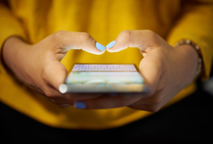 persona che scrive al cellulare