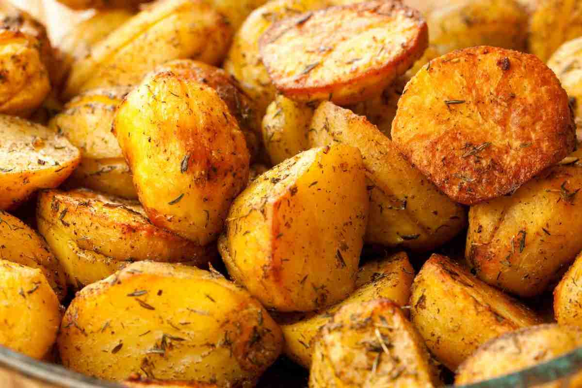 delle patate al forno croccanti e condite