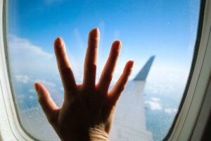 mano sul finestrino dell'aereo