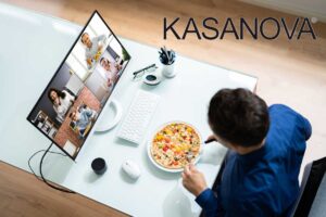 uomo che mangia in ufficio e logo Kasanova