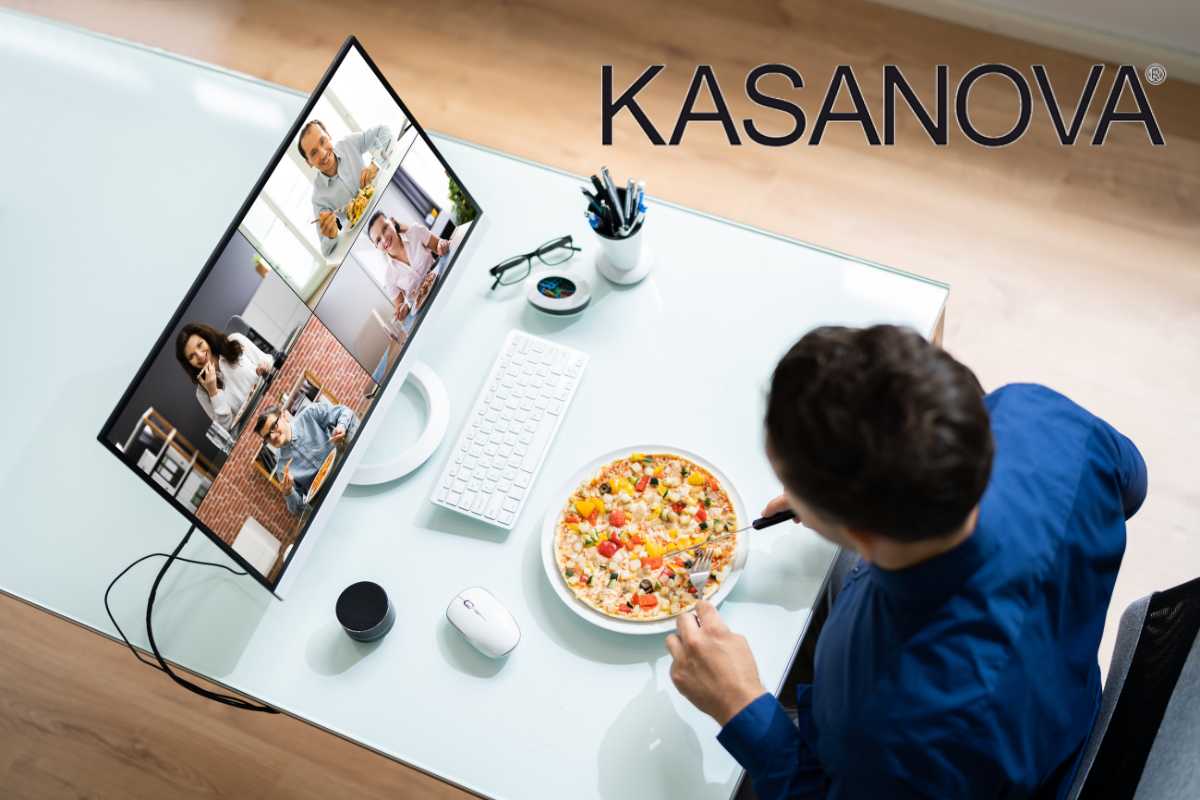 uomo che mangia in ufficio e logo Kasanova