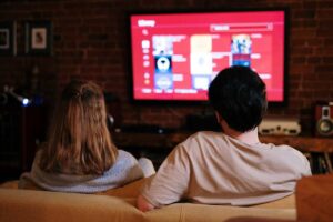 coppia che guarda tv