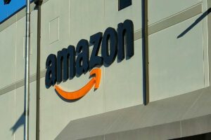 logo Amazon su edificio