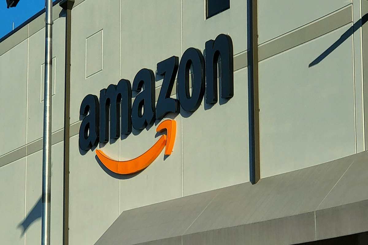 logo Amazon su edificio