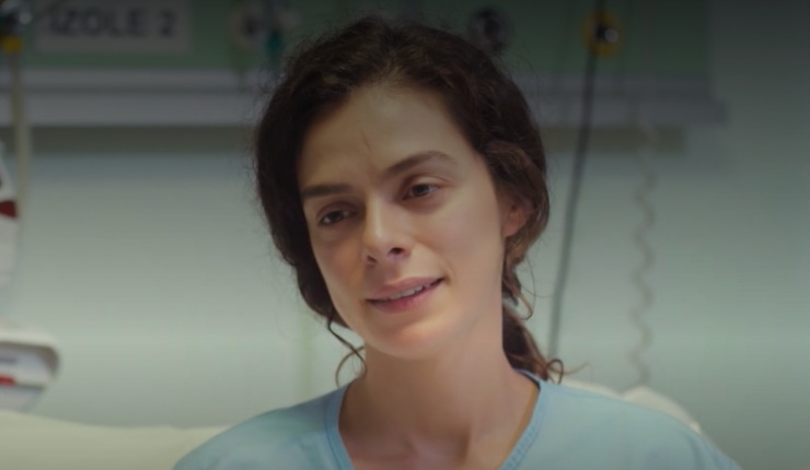 Bahar de la forza di una donna in ospedale che sorride