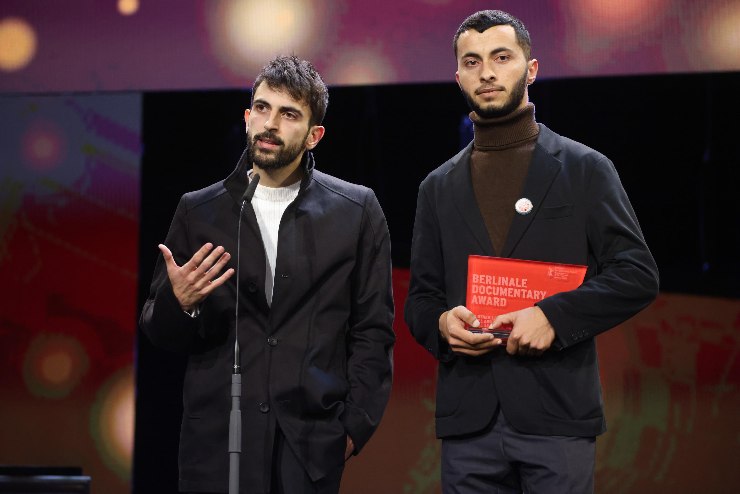 I registi Basel Adra e Yuval Abraham durante il Festival Berlinale nel 2024