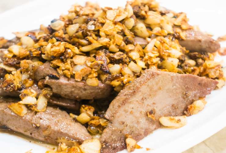 piatto di maiale con granella di pistacchi