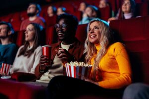 persone al cinema che guardano un film