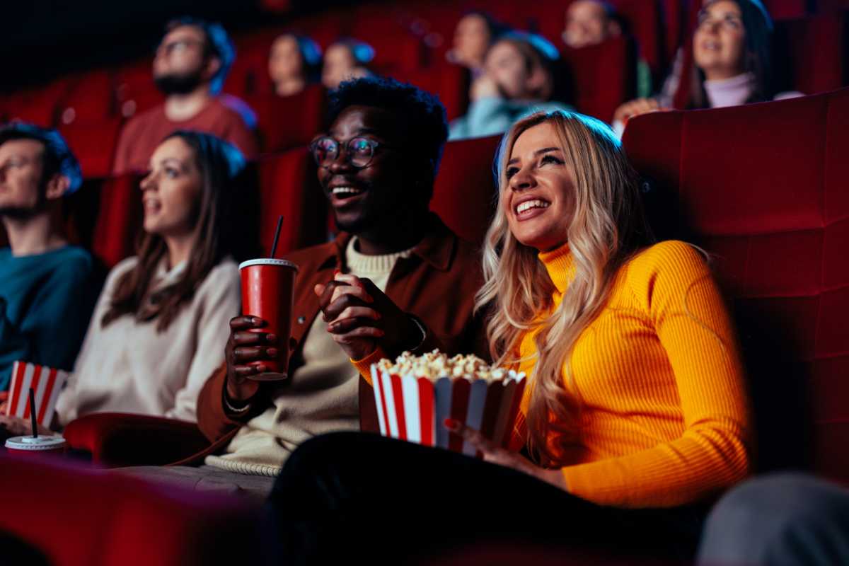 persone al cinema che guardano un film