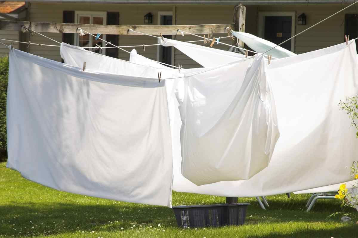 lenzuola stese in giardino