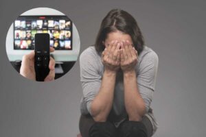 persona disperata, telecomando e tv