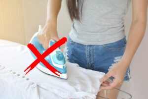 donna che stira camicia