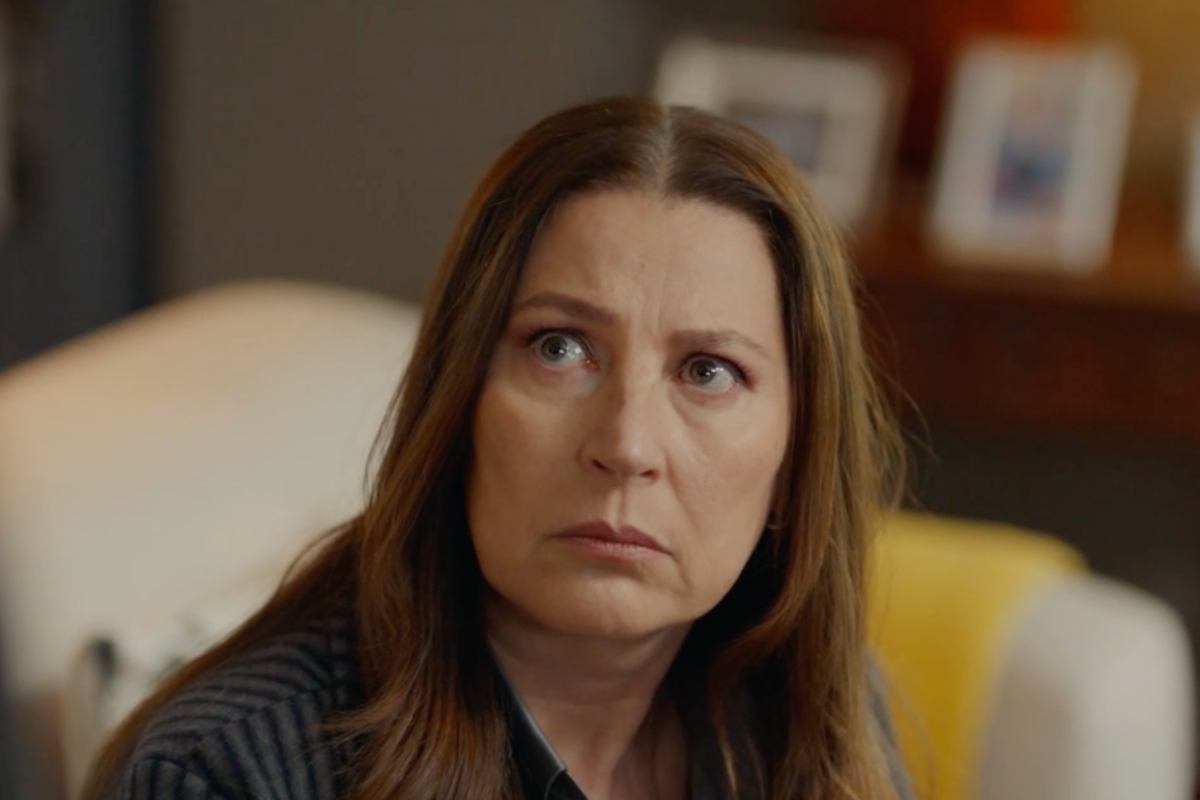 Guzide con espressione seria