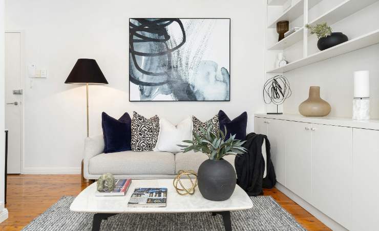 salotto con arredi eleganti e quadro appeso