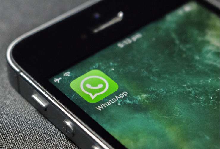 smartphone con app whatsapp