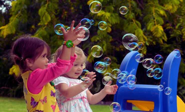 bambini con bolle di sapone