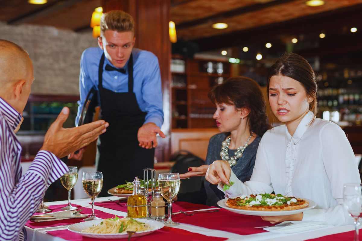 persone che protestano al ristorante