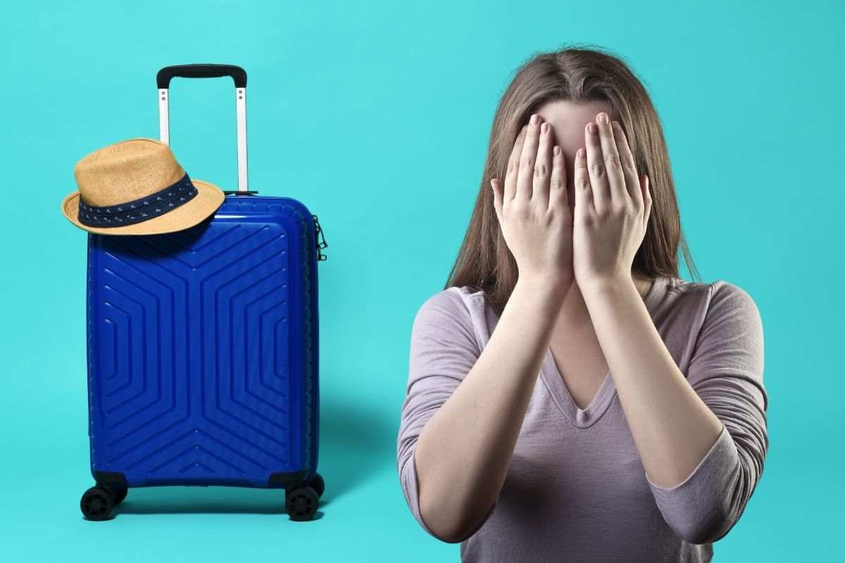 ragazza con le mani sul volto e un trolley