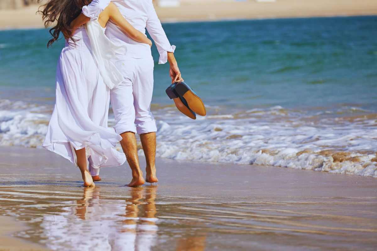 coppia sulla riva del mare