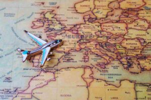 mappa europa e un'aeroplano