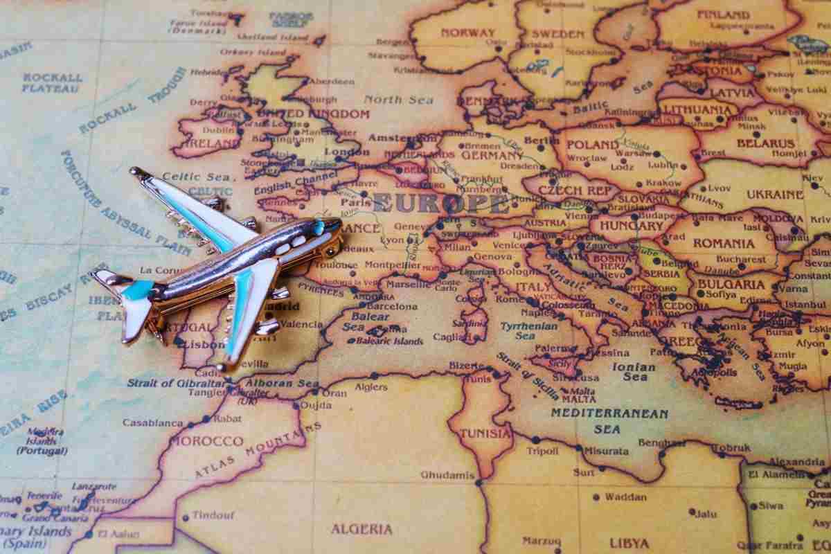 mappa europa e un'aeroplano