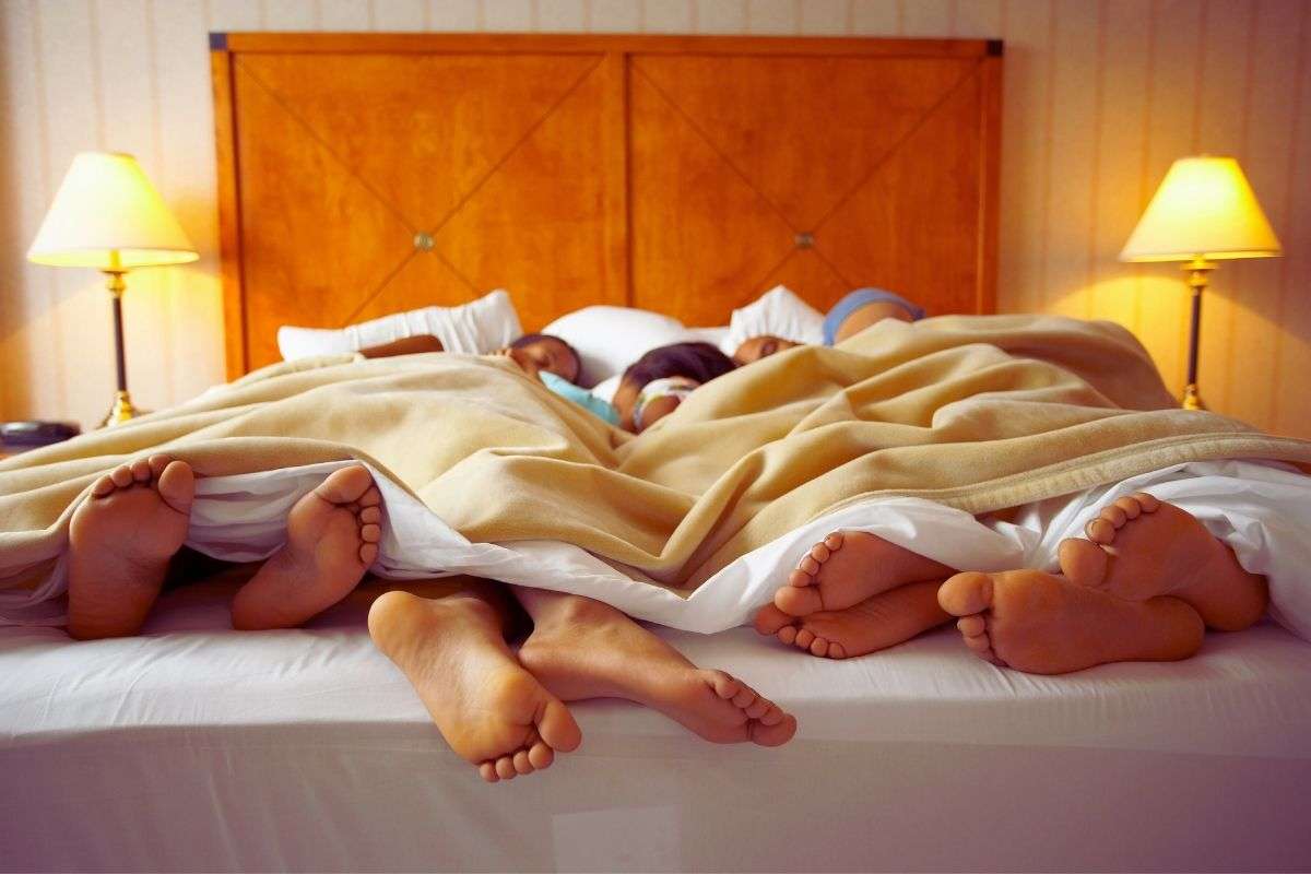 persone che dormono con piedi scoperti