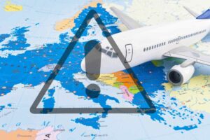 mappa con aereo e simbolo pericolo