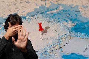 mappa polo artico e uomo si copre gli occhi