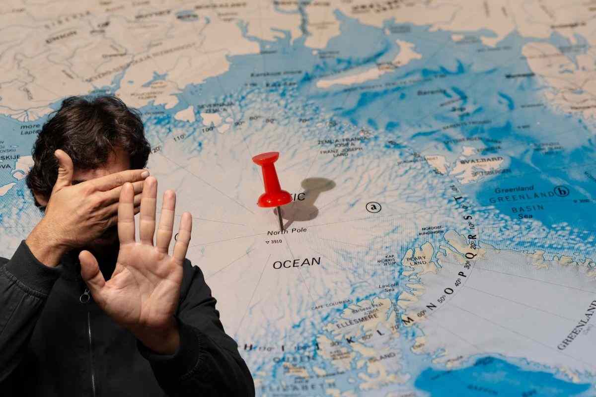 mappa polo artico e uomo si copre gli occhi