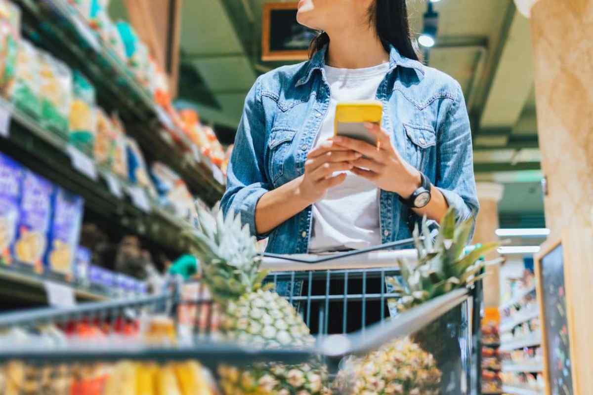 donna con il carrello al supermercato