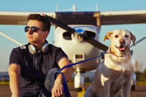 cane e pilota di aereo