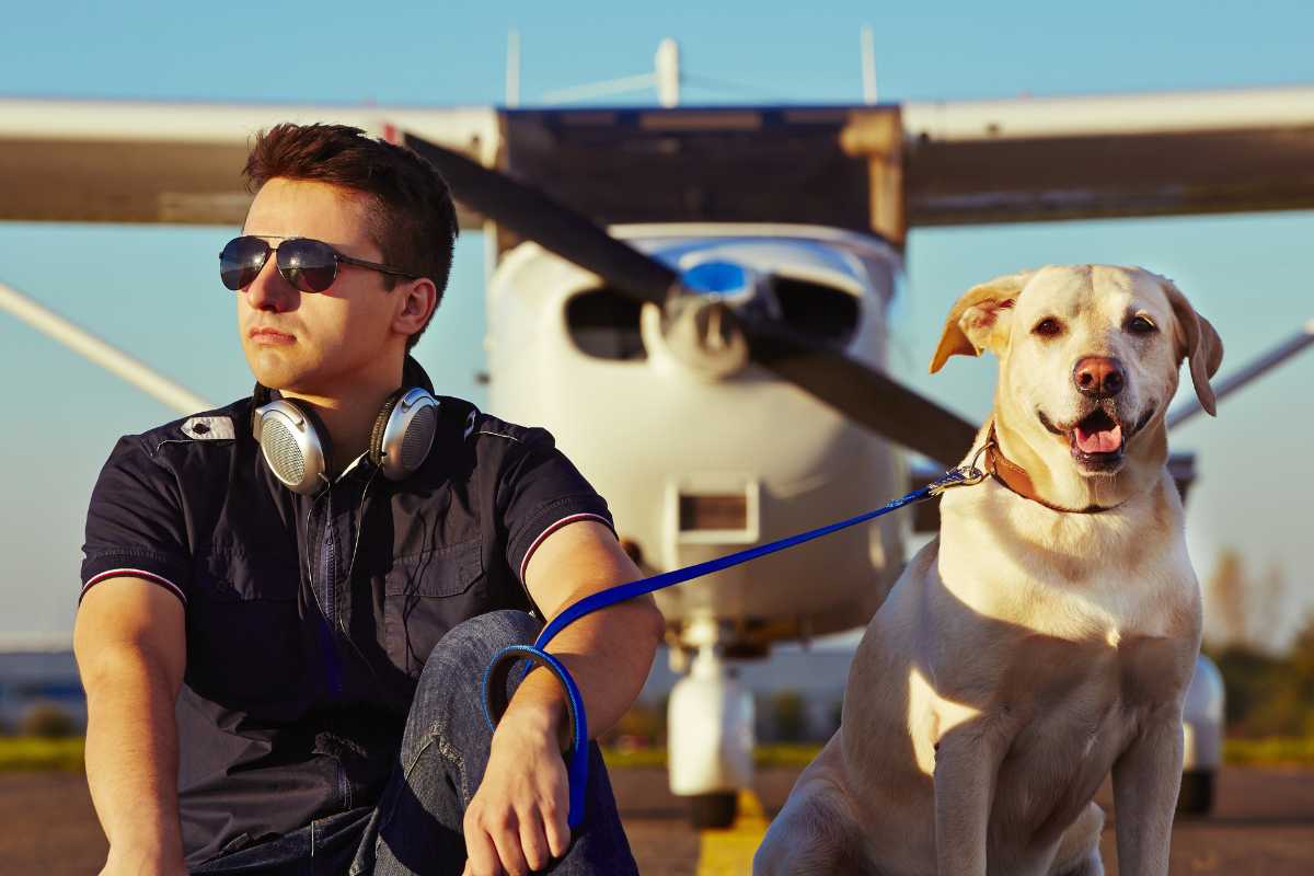 cane e pilota di aereo