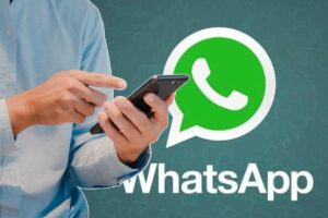 logo whatsapp e persona con smartphone
