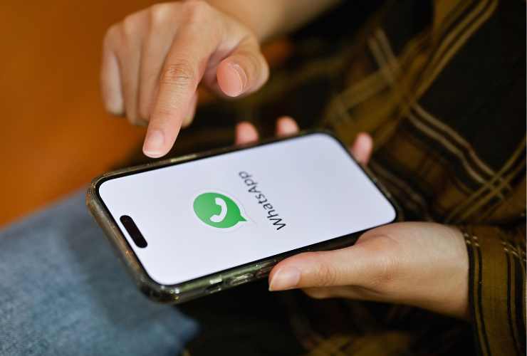 persona con lo smartphone in mano