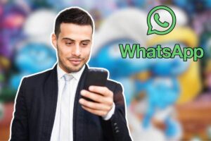 uomo con cellulare in mano e logo whatsapp