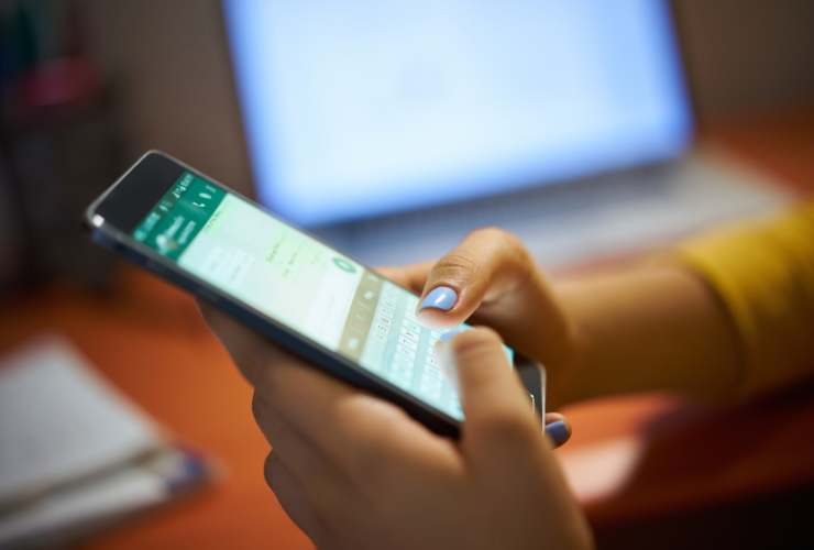 persona con smartphone in mano
