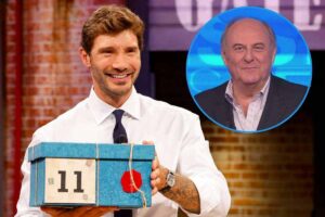 de martino con il pacco di affari tuoi in mano e gerry scotti nel riquadro